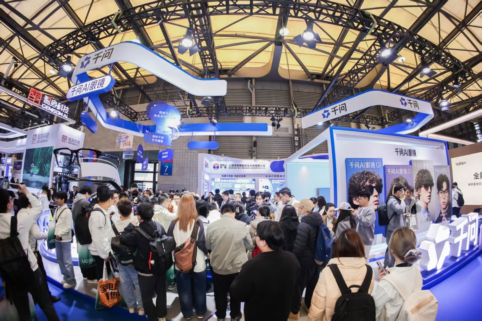 AI穿戴设备杀疯了！戒指测心率、眼镜当翻译 谁在争抢用户手腕手指？