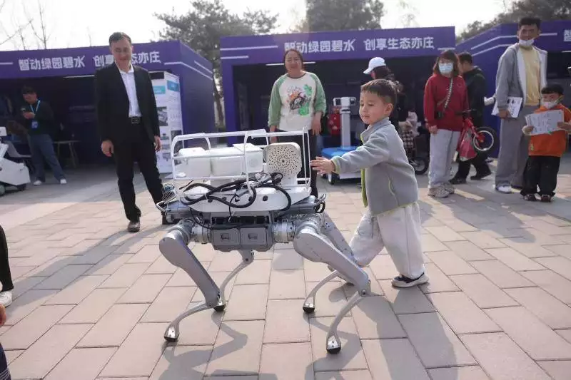 30余款机器人亮相园林水务智能机器人展 演绎全场景作业