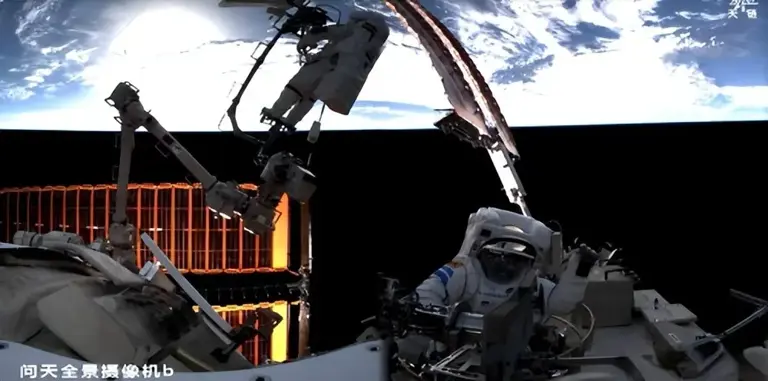被美国骗了? 神舟二十一号二次出舱：实拍画面还原太空真实原貌