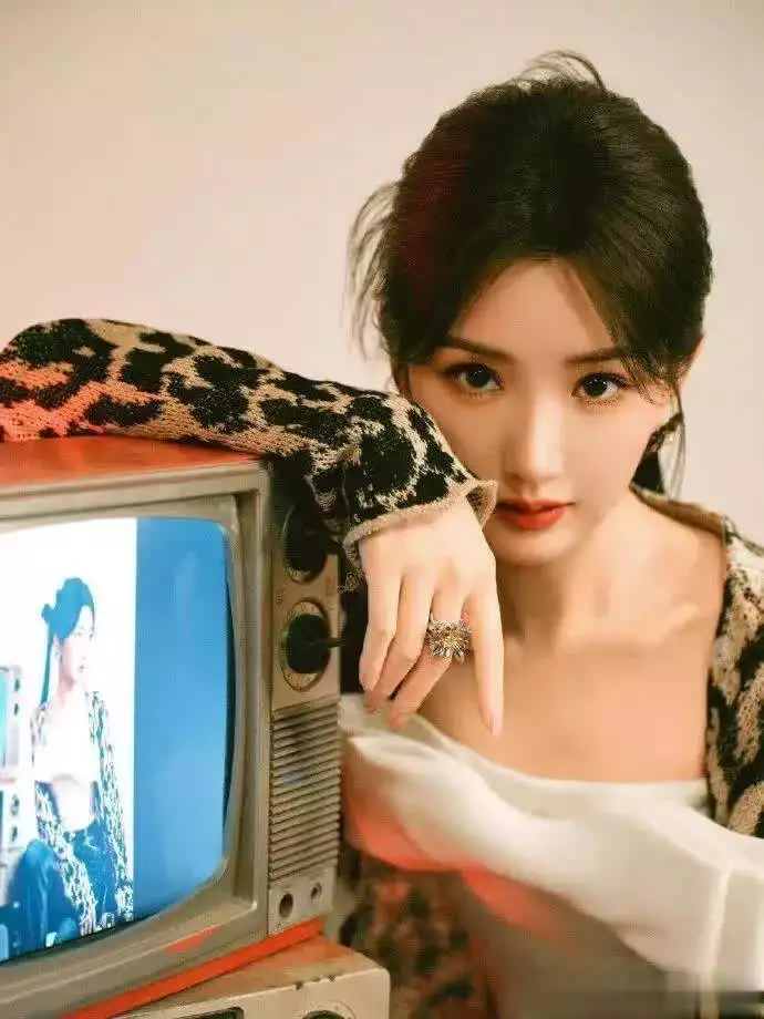 毛晓彤逛街穿牛仔裤被骂上热搜，真相曝光女生集体破防