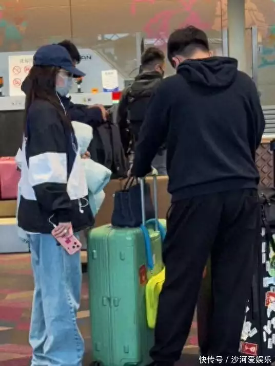 阚清子产后首现身机场！与周浩十指紧扣复工《浪姐7》