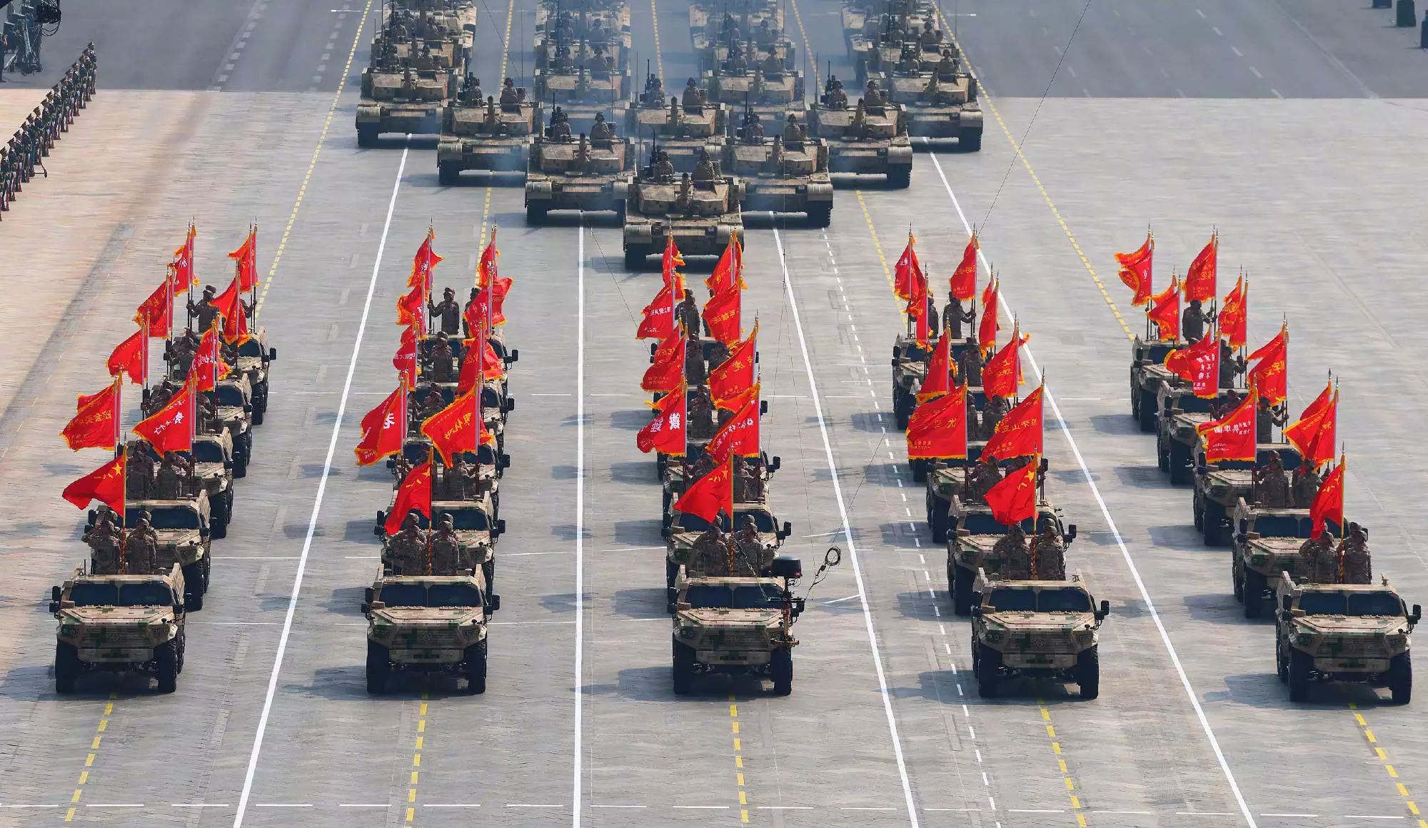 700个军营同时开放！99A坦克、歼-10C全亮相，五角大楼：解放军这招太狠了