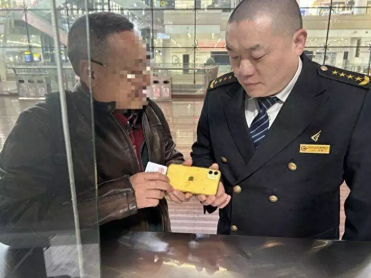旅客将手机遗落机场快车上幸被司机捡到，假期临近乘车出行别大意