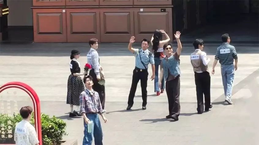 奔跑吧14首期录制路透出圈，民国风造型吸睛娱乐至上