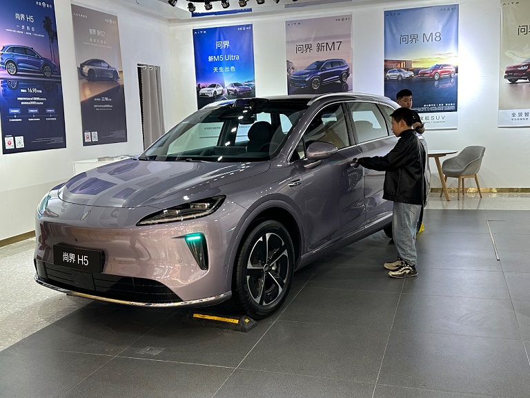 新能源汽车点燃市场热情，智能绿色出行成潮流