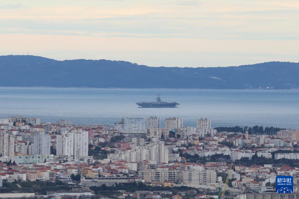 美“福特”号航母驶入克罗地亚港口