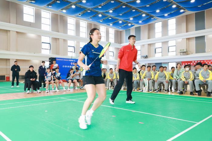 羽毛球世界冠军冯彦哲与北京市第二中学通州校区师生交流