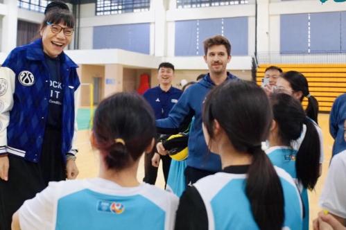 中国女篮晋级世界杯 武汉女子篮球特训营小将现场见证