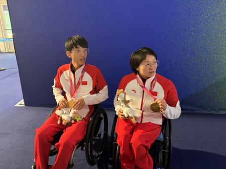 中国轮椅冰壶混双收获历史性金牌