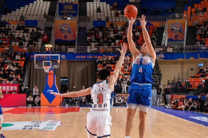 CBA常规赛：新疆男篮主场逆转胜广东