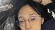 41岁白百何素颜上班照刷屏 黑眼圈浮肿引热议 曾是票房女王如今凭实力回归
