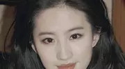 刘亦菲早年大胆旧照被扒！下半身成焦点，网友：仙女也曾有"堕落"时刻？