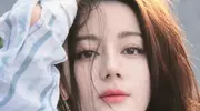 迪丽热巴皮肤白到发光，看到《白日提灯》红衣造型，粉丝当场失控尖叫