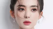 "被张云龙家人认可"的古力娜扎，穿吊带秀身材却意外走光？最后一个没想到