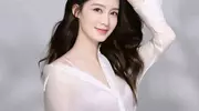 李沁锁骨照流出,一旁昆曲身段惊艳众人,难怪网友直呼:这是被演戏耽误的仙子?