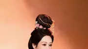 杨紫素颜曝光！脸上高原红太真实，网友看清后愣住：这还是华伦公主吗